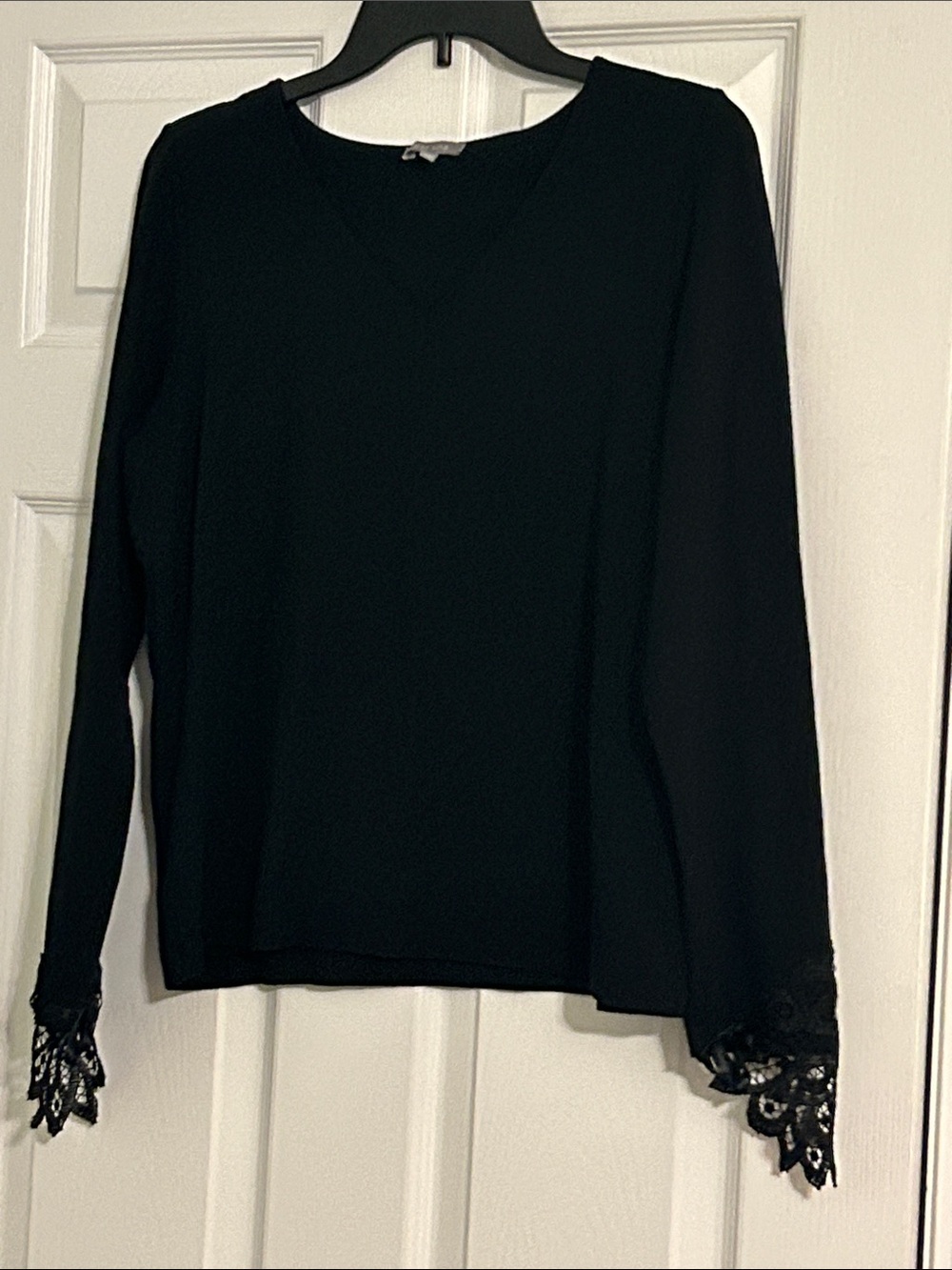 per una Black V-Neck Long Sleeve Top with Lace Cuff Detail